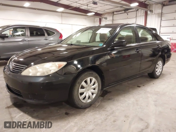2005 Toyota Camry STD z VIN 4T1BE32K75U591725, wystawiony jako IAAI lot #42407471 z przebiegiem 180 756 mil mil oraz . Historia ofert i sprzedaży dostępna na DreamBid. Obrazek 21.