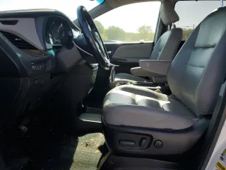 2017 Toyota Sienna XLE Auto Access Seat with VIN 5TDYZ3DC7HS810930, listed as a Copart auction lot 51924515 with 184,345 mi miles and Salvage title. Bid and sale history available at DreamBid. Image 7.