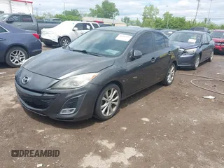 2011 Mazda 3 S Grand Touring z VIN JM1BL1W62B1395006, wystawiony jako IAAI lot #42213357 z przebiegiem 149 519 mil mil oraz . Historia ofert i sprzedaży dostępna na DreamBid. Obrazek 2.