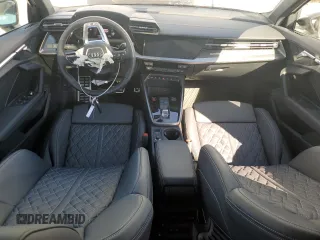 2023 Audi S3 Premium Plus z VIN WAUH3DGY2PA053684, wystawiony jako Copart lot #72922323 z przebiegiem 2 283 mil mil oraz . Historia ofert i sprzedaży dostępna na DreamBid. Obrazek 8.