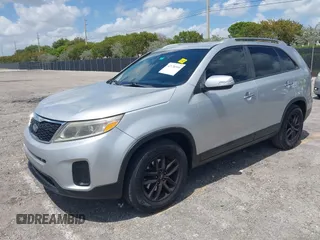 2014 Kia Sorento LX z VIN 5XYKT4A76EG502421, wystawiony jako IAAI lot #42176516 z przebiegiem 192 354 mil mil oraz . Historia ofert i sprzedaży dostępna na DreamBid. Obrazek 17.