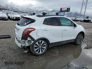 2020 Buick Encore Essence z VIN KL4CJGSB6LB044234, wystawiony jako Copart lot #48580445 z przebiegiem 94 654 mil mil oraz Szkody całkowita. Historia ofert i sprzedaży dostępna na DreamBid. Obrazek 3.
