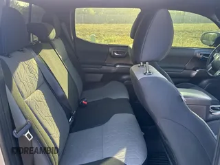 2023 Toyota Tacoma SR z VIN 3TMCZ5AN4PM566647, wystawiony jako Copart lot #60572355 z przebiegiem 43 666 mil mil oraz Czysty tytuł • Clean title. Historia ofert i sprzedaży dostępna na DreamBid. Obrazek 6.