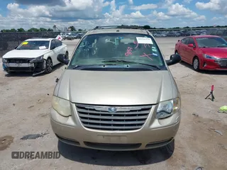 2006 Chrysler Town & Country LX z VIN 2A4GP44R76R615521, wystawiony jako IAAI lot #42231279 z przebiegiem 270 399 mil mil oraz . Historia ofert i sprzedaży dostępna na DreamBid. Obrazek 12.