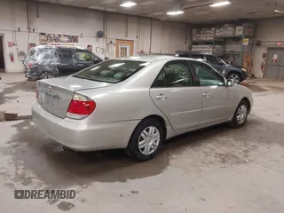 2005 Toyota Camry STD z VIN 4T1BE32K65U400652, wystawiony jako IAAI lot #41986431 z przebiegiem 218 412 mil mil oraz . Historia ofert i sprzedaży dostępna na DreamBid. Obrazek 4.