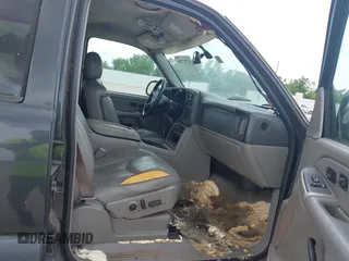 2004 Chevrolet Suburban LS z VIN 3GNEC16Z04G158694, wystawiony jako IAAI lot #42787780 z przebiegiem 344 747 mil mil oraz . Historia ofert i sprzedaży dostępna na DreamBid. Obrazek 5.