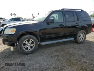 2010 Ford Explorer XLT z VIN 1FMEU6DE4AUA93257, wystawiony jako Copart lot #50561545 z przebiegiem 165 581 mil mil oraz Czysty tytuł • Clean title. Historia ofert i sprzedaży dostępna na DreamBid. Obrazek 1.