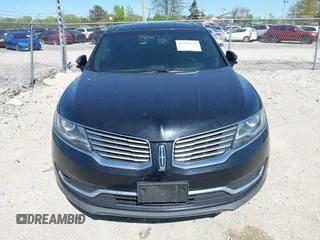 2017 Lincoln MKX Premiere z VIN 2LMPJ6JR9HBL10962, wystawiony jako IAAI lot #42243135 z przebiegiem 94 467 mil mil oraz . Historia ofert i sprzedaży dostępna na DreamBid. Obrazek 12.