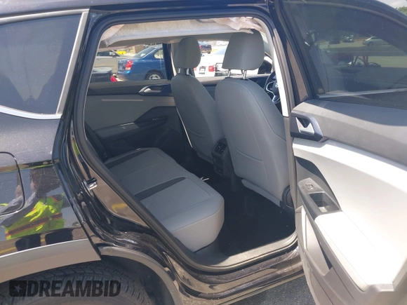 2024 Volkswagen Taos SE z VIN 3VVEX7B20RM047467, wystawiony jako IAAI lot #42290021 z przebiegiem 4 345 mil mil oraz . Historia ofert i sprzedaży dostępna na DreamBid. Obrazek 8.
