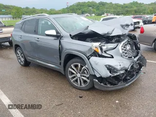 2020 GMC Terrain Denali z VIN 3GKALXEX9LL137492, wystawiony jako IAAI lot #42126393 z przebiegiem 47 075 mil mil oraz . Historia ofert i sprzedaży dostępna na DreamBid. Obrazek 1.