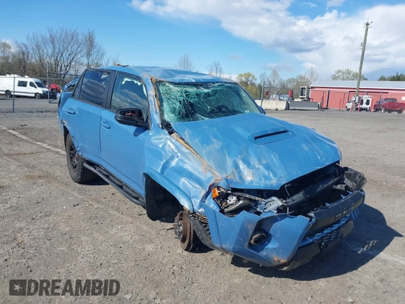 2018 Toyota 4Runner SR5 with VIN JTEBU5JR2J5555619, listed as a IAAI auction lot 42045308 with 103,812 mi miles. Bid and sale history available at carsss.com. Image 1.