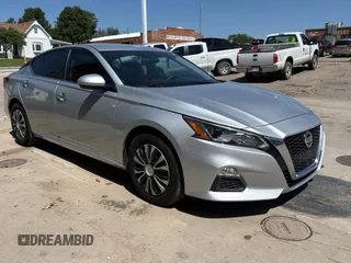 2020 Nissan Altima S z VIN 1N4BL4BV4LC240984, wystawiony jako Copart lot #62112675 z przebiegiem 71 760 mil mil oraz Czysty tytuł • Clean title. Historia ofert i sprzedaży dostępna na DreamBid. Obrazek 1.