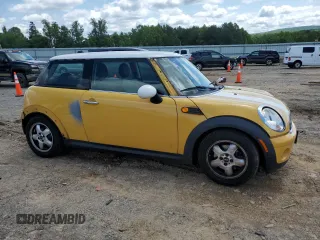 2008 MINI Hardtop z VIN WMWMF33568TU66807, wystawiony jako Copart lot #58900645 z przebiegiem 118 623 mil mil oraz Czysty tytuł • Clean title. Historia ofert i sprzedaży dostępna na DreamBid. Obrazek 4.