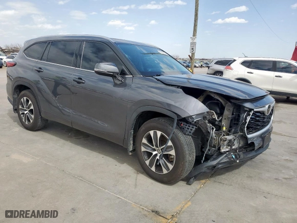 2020 Toyota Highlander XLE with VIN 5TDGZRAH7LS013584, listed as a Copart auction lot 47637525 with 34,100 mi miles and Salvage Title. Bid and sale history available at carsss.com. Image 4.