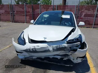 2022 Tesla Model 3 z VIN 5YJ3E1EA6NF332281, wystawiony jako IAAI lot #42198946 z przebiegiem 54 220 mil mil oraz . Historia ofert i sprzedaży dostępna na DreamBid. Obrazek 6.