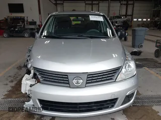 2009 Nissan Versa 1.6 z VIN 3N1CC11E89L460255, wystawiony jako IAAI lot #42161311 z przebiegiem 165 905 mil mil oraz . Historia ofert i sprzedaży dostępna na DreamBid. Obrazek 13.