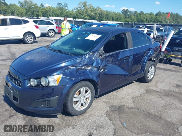 2015 Chevrolet Sonic LT z VIN 1G1JC5SB5F4177676, wystawiony jako IAAI lot #42230662 z przebiegiem 155 884 mil mil oraz . Historia ofert i sprzedaży dostępna na DreamBid. Obrazek 2.