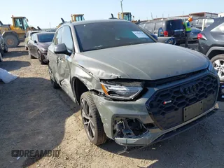 2023 Audi SQ5 Premium Plus z VIN WA1B4AFY4P2035195, wystawiony jako IAAI lot #42004734 z przebiegiem 10 353 mil mil oraz . Historia ofert i sprzedaży dostępna na DreamBid. Obrazek 1.