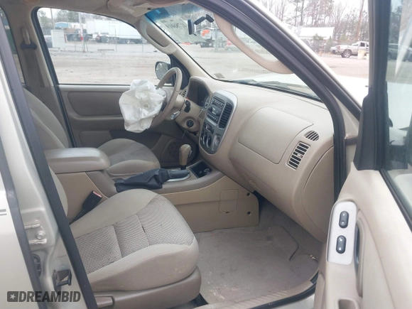 2005 Ford Escape XLT with VIN 1FMYU93135DA07844, listed as a IAAI auction lot 41786019 with 118,840 mi miles. Bid and sale history available at carsss.com. Image 5.