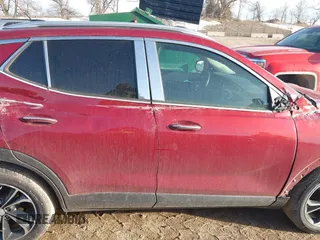 2020 Buick Encore GX Select z VIN KL4MMDSL2LB100723, wystawiony jako IAAI lot #41751738 z przebiegiem 56 433 mil mil oraz . Historia ofert i sprzedaży dostępna na DreamBid. Obrazek 13.
