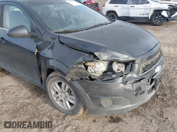 2015 Chevrolet Sonic LT z VIN 1G1JC5SB2F4130329, wystawiony jako IAAI lot #41664224 z przebiegiem 118 566 mil mil oraz . Historia ofert i sprzedaży dostępna na DreamBid. Obrazek 6.