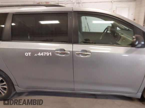 2018 Toyota Sienna XLE Auto Access Seat with VIN 5TDYZ3DC7JS916106, listed as a IAAI auction lot 42054782 with 274,474 mi miles. Bid and sale history available at carsss.com. Image 13.