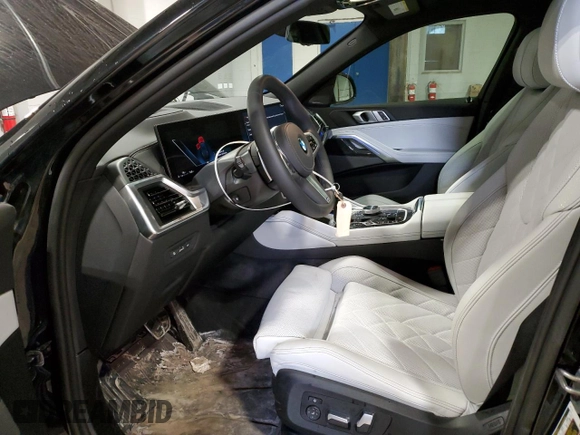 2025 BMW X6 xDrive40i z VIN 5UX33EX08S9Y77906, wystawiony jako Copart lot #53037505 z przebiegiem 2 923 mil mil oraz Czysty tytuł • Clean title. Historia ofert i sprzedaży dostępna na DreamBid. Obrazek 7.