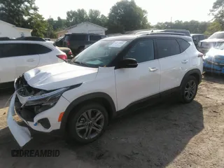 2023 Kia Seltos S z VIN KNDEU2AA7P7398791, wystawiony jako IAAI lot #42162988 z przebiegiem 66 065 mil mil oraz . Historia ofert i sprzedaży dostępna na DreamBid. Obrazek 2.