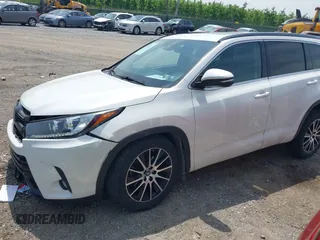 2018 Toyota Highlander SE z VIN 5TDJZRFH2JS547586, wystawiony jako IAAI lot #42219473 z przebiegiem 93 873 mil mil oraz . Historia ofert i sprzedaży dostępna na DreamBid. Obrazek 19.