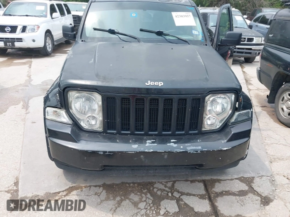 2009 Jeep Liberty Sport z VIN 1J8GP28K49W527859, wystawiony jako IAAI lot #42303957 z przebiegiem 288 873 mil mil oraz . Historia ofert i sprzedaży dostępna na DreamBid. Obrazek 6.
