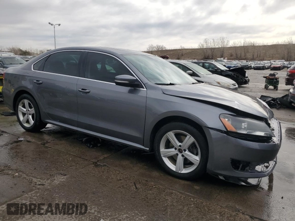 2013 Volkswagen Passat SE z VIN 1VWBH7A38DC021974, wystawiony jako Copart lot #50365355 z przebiegiem 127 888 mil mil oraz Szkoda całkowita • Salvage title. Historia ofert i sprzedaży dostępna na DreamBid. Obrazek 4.