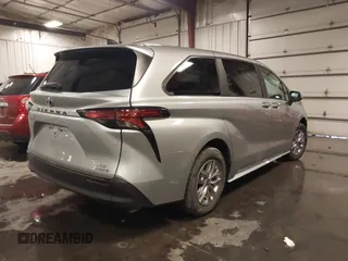 2022 Toyota Sienna XLE with VIN 5TDYRKEC6NS126603, listed as a IAAI auction lot 41561490 with 69,069 mi miles. Bid and sale history available at carsss.com. Image 4.
