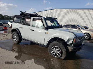 2024 Ford Bronco Badlands z VIN 1FMEE9BP9RLA26173, wystawiony jako Copart lot #47761755 z przebiegiem 2901 mil mil oraz Szkody całkowita. Historia ofert i sprzedaży dostępna na DreamBid. Obrazek 4.