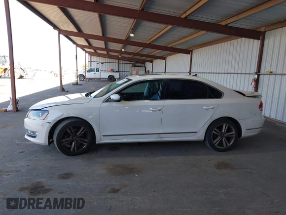 2015 Volkswagen Passat SEL Premium z VIN 1VWCV7A39FC036953, wystawiony jako IAAI lot #42181825 z przebiegiem 118 040 mil mil oraz . Historia ofert i sprzedaży dostępna na DreamBid. Obrazek 14.