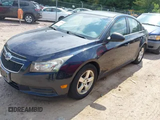 2014 Chevrolet Cruze 1LT z VIN 1G1PC5SB4E7246364, wystawiony jako IAAI lot #42422381 z przebiegiem 171 725 mil mil oraz . Historia ofert i sprzedaży dostępna na DreamBid. Obrazek 2.