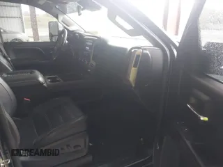 2017 GMC Sierra 2500HD Denali z VIN 1GT12UEY8HF222623, wystawiony jako IAAI lot #41985737 z przebiegiem 133 683 mil mil oraz . Historia ofert i sprzedaży dostępna na DreamBid. Obrazek 5.