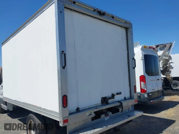 2018 Ford Transit z VIN 1FDBF8ZM6JKA62161, wystawiony jako IAAI lot #42468263 z przebiegiem 70 057 mil mil oraz . Historia ofert i sprzedaży dostępna na DreamBid. Obrazek 16.