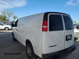 2019 Chevrolet Express Cargo z VIN 1GCWGAFG2K1328176, wystawiony jako IAAI lot #42476058 z przebiegiem 97 123 mil mil oraz . Historia ofert i sprzedaży dostępna na DreamBid. Obrazek 1.