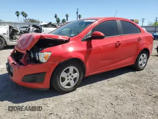 2015 Chevrolet Sonic LS z VIN 1G1JA5SH4F4135736, wystawiony jako Copart lot #48472645 z przebiegiem 46 122 mil mil oraz Szkoda całkowita • Salvage title. Historia ofert i sprzedaży dostępna na DreamBid. Obrazek 1.