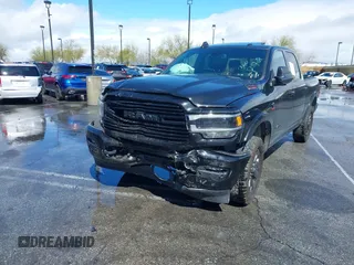 2022 Ram 2500 Laramie z VIN 3C6UR5FL2NG377414, wystawiony jako IAAI lot #41492443 z przebiegiem 100 477 mil mil oraz . Historia ofert i sprzedaży dostępna na DreamBid. Obrazek 2.