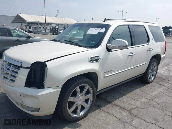 2013 Cadillac Escalade z VIN 1GYS4EEJ1DR298114, wystawiony jako IAAI lot #42374071 z przebiegiem 146 433 mil mil oraz . Historia ofert i sprzedaży dostępna na DreamBid. Obrazek 18.