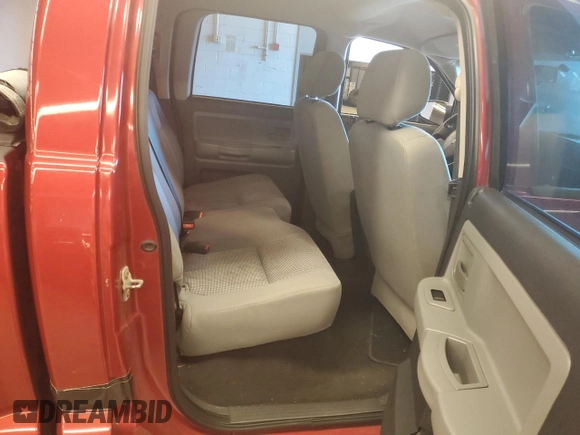 2008 Dodge Dakota SXT z VIN 1D7HW38K18S581829, wystawiony jako Copart lot #76459194 z przebiegiem 197 406 mil mil oraz Czysty tytuł • Clean title. Historia ofert i sprzedaży dostępna na DreamBid. Obrazek 10.