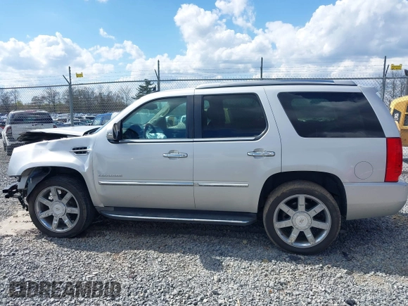 2010 Cadillac Escalade Luxury z VIN 1GYUKBEF1AR269054, wystawiony jako IAAI lot #39255908 z przebiegiem 96 965 mil mil oraz . Historia ofert i sprzedaży dostępna na DreamBid. Obrazek 15.