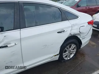 2017 Hyundai Sonata SE z VIN 5NPE24AF7HH556136, wystawiony jako IAAI lot #42134580 z przebiegiem 64 333 mil mil oraz . Historia ofert i sprzedaży dostępna na DreamBid. Obrazek 17.