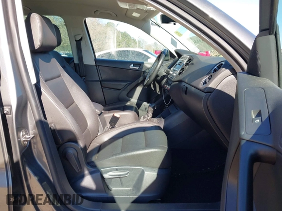 2014 Volkswagen Tiguan SE z VIN WVGAV3AX0EW511694, wystawiony jako IAAI lot #41811345 z przebiegiem 95 129 mil mil oraz . Historia ofert i sprzedaży dostępna na DreamBid. Obrazek 5.