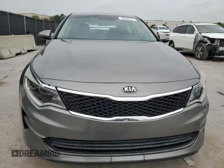 2017 Kia Optima LX z VIN 5XXGT4L34HG165031, wystawiony jako Copart lot #59993375 z przebiegiem 115 671 mil mil oraz Czysty tytuł • Clean title. Historia ofert i sprzedaży dostępna na DreamBid. Obrazek 5.