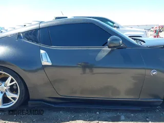 2009 Nissan 370Z z VIN JN1AZ44E19M405896, wystawiony jako IAAI lot #41889553 z przebiegiem 202 388 mil mil oraz . Historia ofert i sprzedaży dostępna na DreamBid. Obrazek 14.