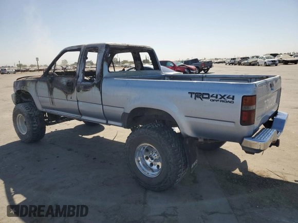 1991 Toyota Pickup DLX z VIN JT4VN13D7M5045456, wystawiony jako Copart lot #77028624 z przebiegiem Nie podano mil oraz Nie do naprawy • Non repairable. Historia ofert i sprzedaży dostępna na DreamBid. Obrazek 2.
