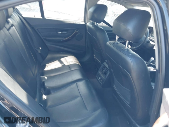 2015 BMW 3 Series 328i xDrive z VIN WBA3B5G52FNS14339, wystawiony jako IAAI lot #42218733 z przebiegiem Nie podano mil oraz . Historia ofert i sprzedaży dostępna na DreamBid. Obrazek 8.