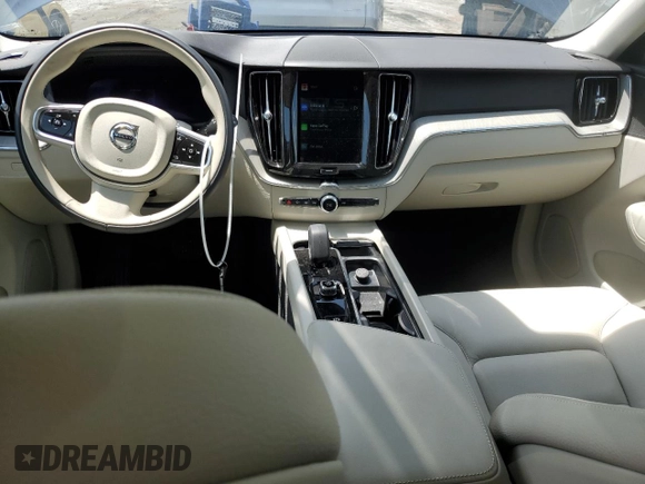 2024 Volvo XC60 Plus Dark Theme z VIN YV4L12RL7R1928699, wystawiony jako Copart lot #56486195 z przebiegiem Nie podano mil oraz Nie do naprawy • Non repairable. Historia ofert i sprzedaży dostępna na DreamBid. Obrazek 8.